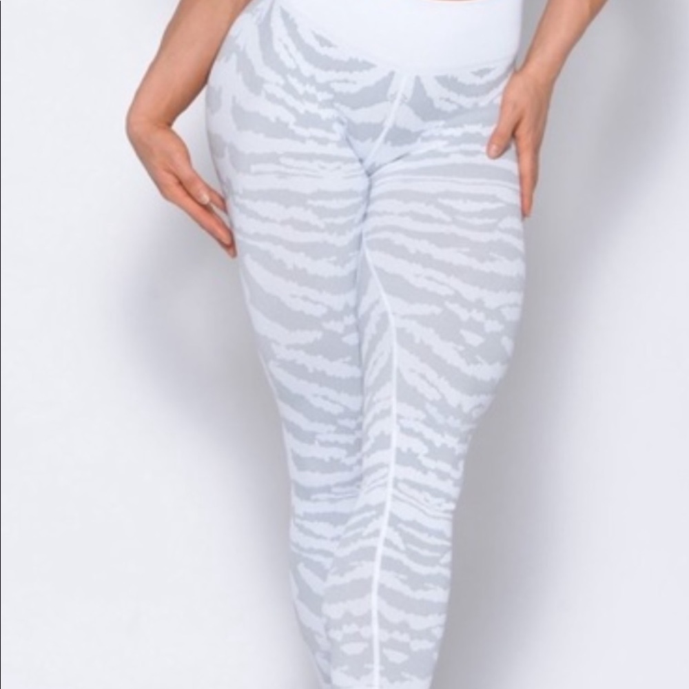 ISO BOMBSHELL SPORTSWEAR TIGER LEGGINGS